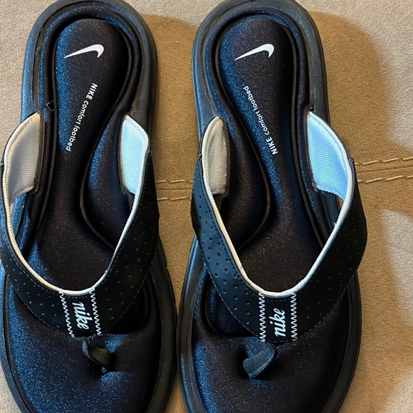 Nike Shoes Nike Comfort Footbed Womens 8 Black Flipflop Euc Poshmark
